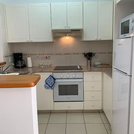 Limnaria Gardens - Modern Sunny 2 Bed *